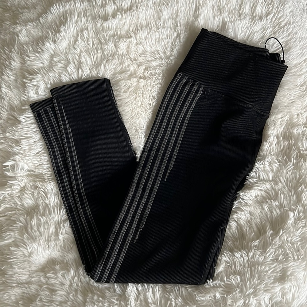 NWOT Fabletics High-Waisted Seamless Rib Legging
Size: XL/XXL